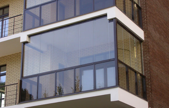 Безрамное остекление балкона из алюминиевого профиля - компания Пластстрой